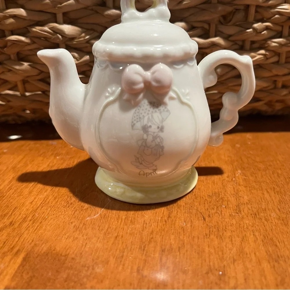 Precious Moments April Teapot - Picture 1 of 2